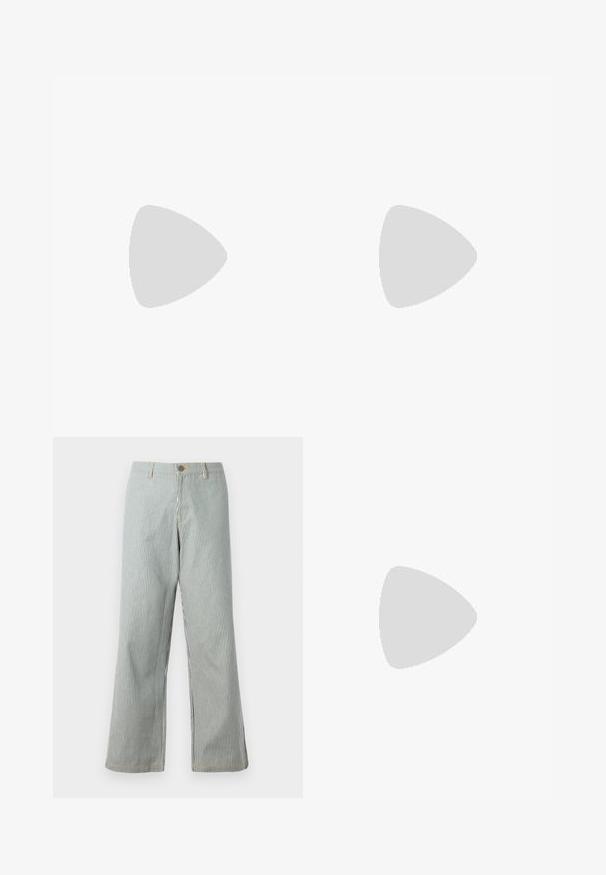Camiseta de manga corta color crema en un patrón de punto texturizado. Presenta un cuello redondo y un dobladillo recto.; Pantalones de pierna ancha a rayas en azul y blanco, con cierre de botón, lazos para cinturón, costuras visibles y un ajuste relajado.; Zapato de cuero amarillo con suela de goma marrón, punta redonda y detalle en cuero verde en el tobillo. Presenta ojales dorados y acentos de costura.; Gafas de sol con montura redonda, transparente y amarilla, y lentes marrones. Presentan varillas delgadas y rectas con una sutil marca.