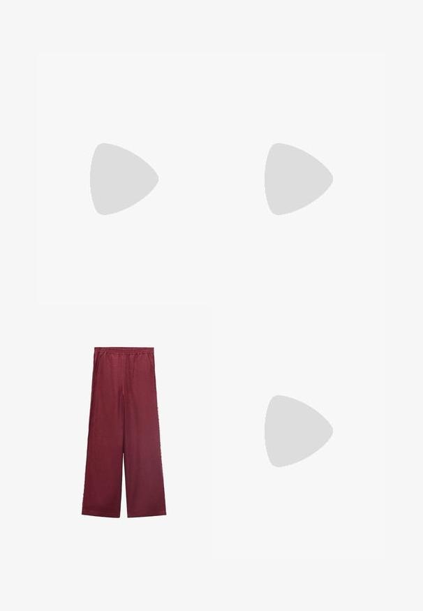 Langarm, grauer, cropped Pullover mit strukturiertem Muster und asymmetrischem Saum. Mit seitlichen Bindebändern zur Anpassung der Passform. Glatte Stoffoberfläche.; Burgunderfarbene weit geschnittene Hose aus weichem Material, mit einem elastischen Bund, zwei Seitentaschen und einer lässigen Silhouette.; Weiße Lederflachschuhe mit spitzen Zehen, ausgestattet mit silbernen Nieten und zwei Riemen mit Schnallen über dem Spann. Schwarze Innenausstattung.; Rote Lederhandtasche mit abgerundetem Oberteil, strukturierter Kegelform, einem kurzen Henkel und einem abnehmbaren Schultergurt. Verfügt über Akzente aus goldfarbener Hardware.