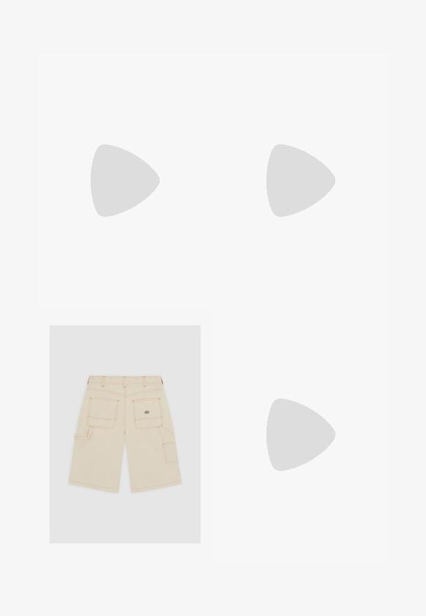 T-shirt in cotone nero con una vestibilità rilassata. Presenta "Carhartt, WTP" ricamato in azzurro chiaro sulla parte anteriore, scollatura tonda e maniche corte.; Pantaloni cargo beige con cuciture arancioni, caratterizzati da multiple tasche e un logo a patch. Il tessuto sembra resistente e ha una texture liscia.; Stivale alla caviglia in pelle marrone con imbottitura nera, occhielli dorati e suola texturizzata. Presenta un logo circolare su un lato e dettagli di cucitura.; Borsa in tessuto nero con molteplici tasche, superficie testurizzata, forma curvata e tracolla removibile. Chiusure con zip e colore della tracolla in contrasto.