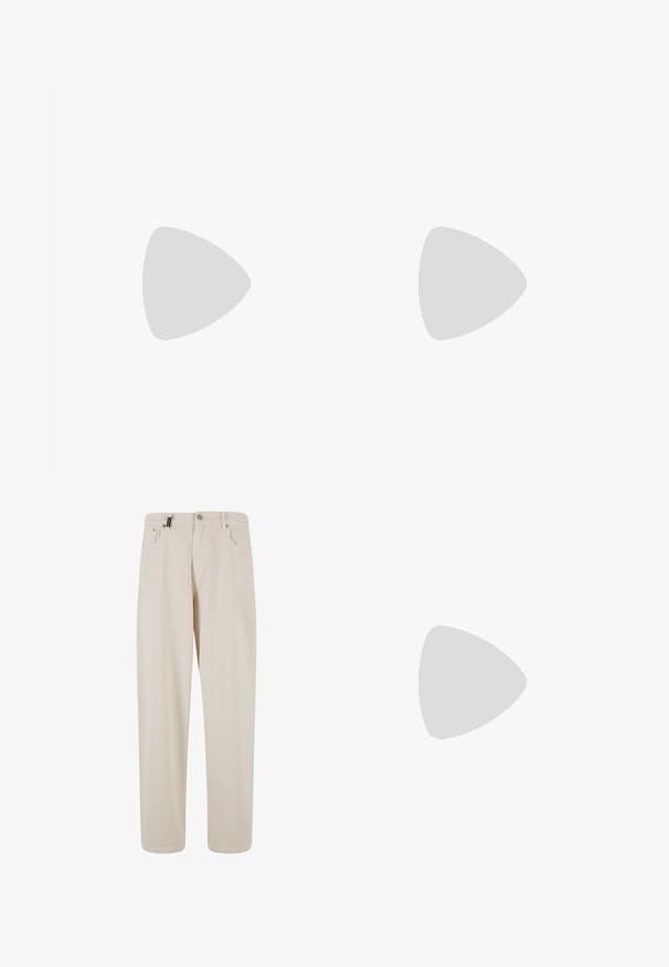 Witte katoenen t-shirt met korte mouwen en ronde halslijn. Bevat een grafisch ontwerp van "Los Angeles California" in zwart en rood. Eenvoudige, ontspannen pasvorm.; Beige katoenen broek met een recht pasvorm, voorzien van voorzakken en een knoopsluiting. Gladde textuur met minimale details.; adidas Originals HANDBALL SPEZIAL UNISEX - Sneakers laag - dark brown/alumina/wonder mauve; Witte parelketting met een uniforme ronde vorm, gladde oppervlakte en een metalen sluiting met een uitbreidingsketting voor verstelbare lengte.