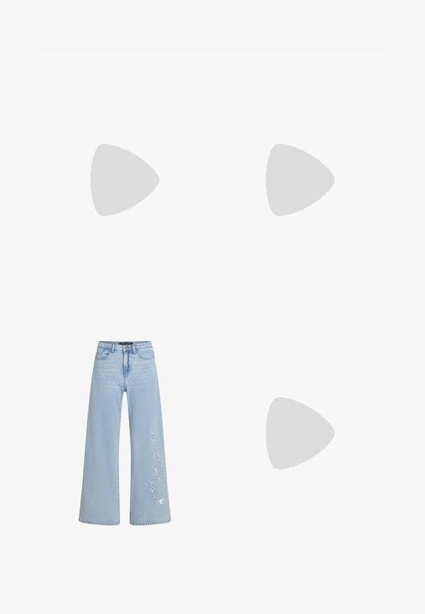 Chemise rayée à manches longues en noir et blanc, dotée d'un col rond et d'un petit personnage brodé sur la poitrine. Tissu doux.; Jean large bleu clair en denim avec le texte cousu "Donald et Daisy" sur la jambe gauche. Dispose d'un design classique à cinq poches et de passants de ceinture.; Mocassins en cuir noir avec un bout rond, des coutures décoratives et un détail tissé sur le dessus. Présente un petit talon et une texture lisse.; Sac fourre-tout à rayures noires et blanches, avec un graphique d'un canard en dessin animé portant un costume noir et des lunettes de soleil, accompagné d'une signature en texte rouge.