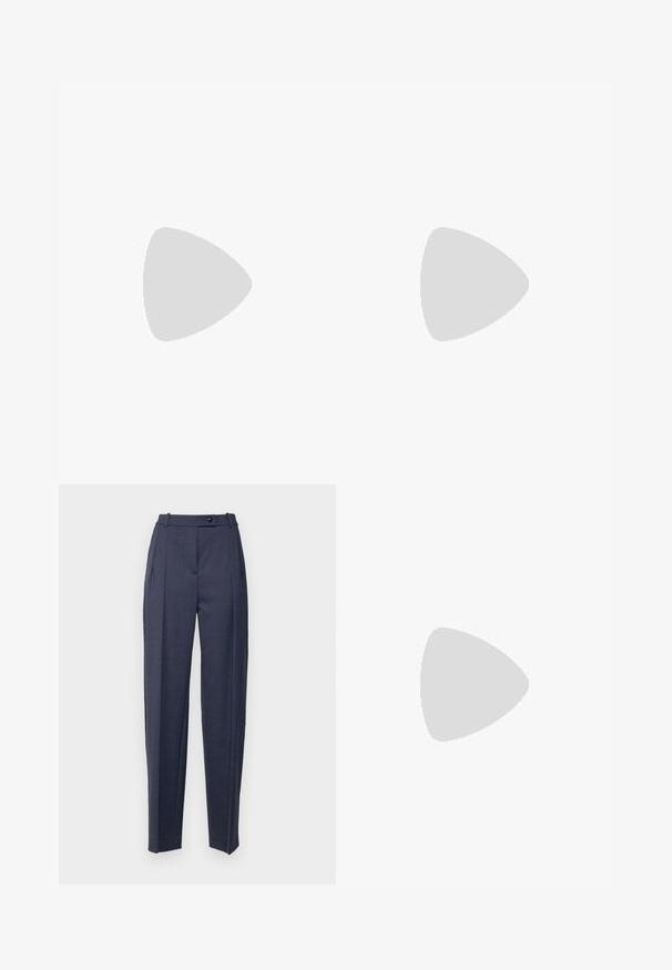 Mustat pitsiset bodysuitit, joissa on läpinäkyvät paneelit, syvä V-pääntie ja koristeelliset kukkakoristeet olkaimissa. Sisältää stringileikkauksen ja monimutkaisen pitsikuvion designin.; Tummansiniset räätälöidyt housut suoralla lahkeella, joissa on korkea vyötärö, laskoksia ja yksinkertainen napitus. Sujuva kankaan rakenne.; Mustat satiiniset slingback-kengät, joissa on terävä kärki, kultainen yksityiskohta kärjen lähellä ja kultainen metallikorko. Sileä pinta, minimalistinen muotoilu.; Kultaketju, jossa on sileä, kaareva keskuskoriste. Mukana joustava ketju, jossa on lutikka-ansa ja lisä-adjustoitavat ketjulenkit.