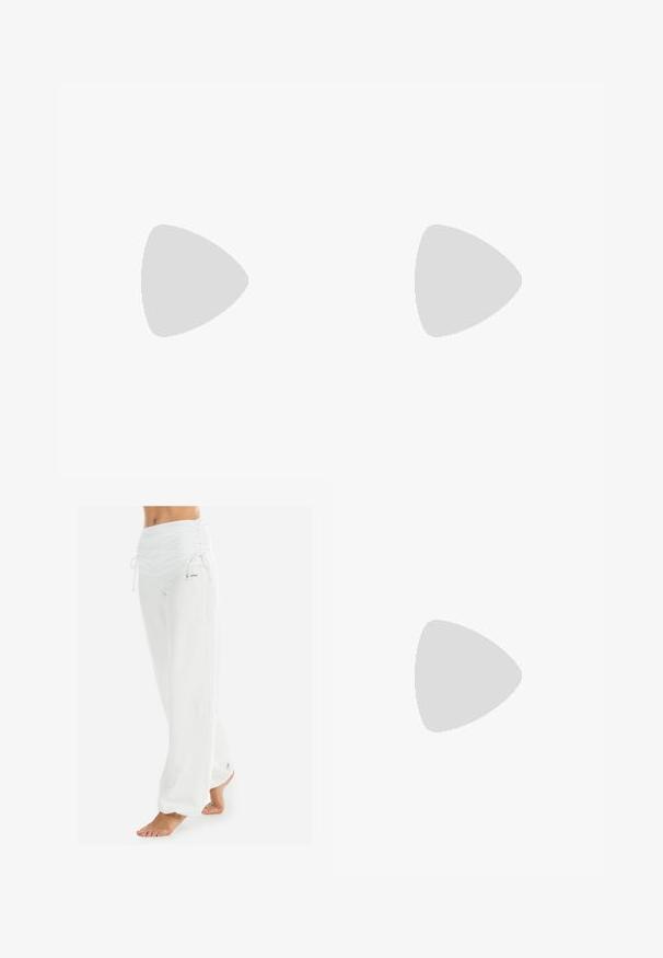 Garums piedurkņu krekls purpursarkanā krāsā, izgatavots no gludas auduma ar apaļu dekoltē un raglanu piedurknēm. Tam ir neliels zīmola logo priekšpusē.; Baltas, brīvi piegriezti bikses ar savilcēju jostu un (izvelkamu) auklu. Gluda tekstūra ar sānu šuvēm, izstrādātas ērtībai un kustības brīvībai.; Tan zamšādas slēgtas kurpes ar mīkstu apkakli un teksturētu gaiši zilu akcentu. Iespējama bieza, izturīga zole ar rakstu profilu.; Mīksta, zylejota hobo soma gaisā bēšā krāsā. Tam ir noapaļota forma ar platu siksnu un rāvējslēdzēja aizdare.