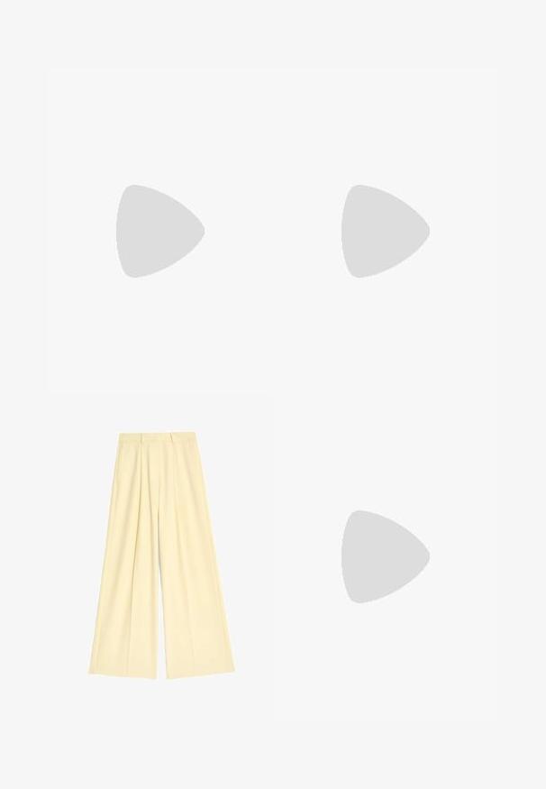 Różowo-biała koszulka V-neck w paski, wykonana z miękkiej bawełny, z krótkimi rękawami i małym czerwonym logo Levi's na piersi.; Spodnie o szerokich nogawkach z miękkiego, jasnobrązowego materiału, z plisami i dopasowanym stanem. Gładka tekstura, brak widocznych wzorów i elementów metalowych.; Srebrne syntetyczne sneakersy z granatowymi paskami, okrągłym noskiem, białym wykończeniem i gumową podeszwą. Posiadają fakturowaną cholewkę i sznurowane zamknięcie.; Brązowa skórzana torba tote o szerokim, kanciastym kształcie; ma dwie długie rączki i kontrastowe przeszycia wzdłuż krawędzi.