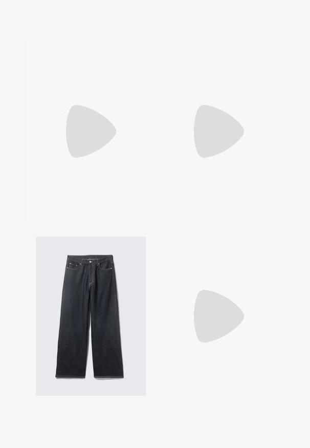 Sudadera negra de manga larga con cuello alto, hecha de una tela suave, que presenta hombros caídos y puños acanalados para un ajuste relajado.; Vaqueros de mezclilla oscura de pierna ancha con una cintura alta, que presentan costuras naranjas en contraste, cinco bolsillos y un cierre frontal con botón.; Sandalias de cuero marrón con dos correas ajustables, superficie texturizada, plantilla acolchada y una suela de goma gruesa con detalles en costura naranja.; Gafas de sol rectangulares negras con lentes verdes, con un acabado brillante y patas delgadas. Marcado mínimo en la montura.