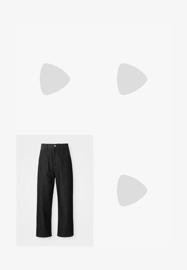 Musta puuvillapaita, jossa on lyhyet hihat ja pyöreä kaula-aukko. Etuosassa teksti "No Problemo" suurilla valkoisilla kirjaimilla.; Mustat denim-housut, joissa on rento leikkaus, korkea vyötärö, vetoketjusuljenta ja viiden taskun malli. Näkyvät ompeleet korostavat yksityiskohtia.; Mustat urheilukengät, joissa on teksturoitu kangas ja kumipohjat, elastiset nauhat ja sininen yksityiskohta kannassa. Yhdistetty vaaleisiin farkkuihin.; Musta suorakulmainen aurinkolasit tummilla linsseillä, joissa on ainutlaatuinen muoto ja brändäys temppeleissä. Henkilöllä, joka käyttää vihreää paitaa.