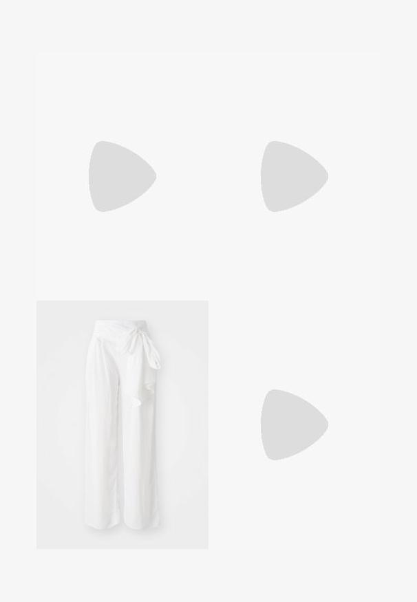 Top de tirantes finos en color crema claro, con rayas horizontales negras y pequeños detalles de lazo. Tejido texturizado con bajo en ondas.; Pantalones blancos de pierna ancha con una tela suave y ligera. Presentan una cintura con lazo y un diseño fluido y drapeado para facilitar el movimiento.; ALDO CELIE - Sandalias de tacón - black; Bolso negro con forma estructurada, que presenta una sección superior de color beige con un patrón, asas dobles y un detalle dorado en el bolsillo frontal con cremallera.