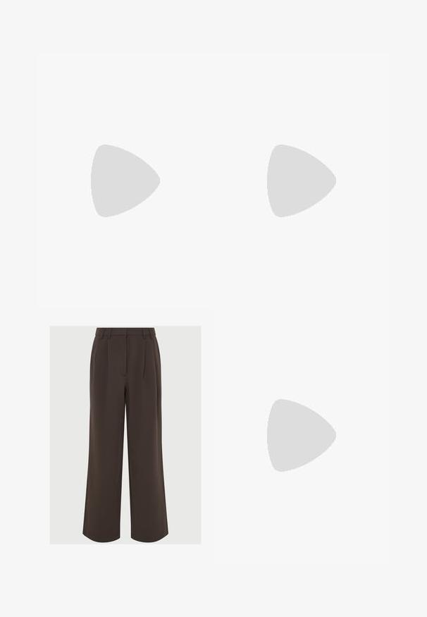 Temnozelena dolga majica z ovratnikom in prilegajočim se krojem na enobarvni beli podlagi.; Rjave široke hlače iz gladkega blaga. Imajo plise na sprednji strani in krojeni pas z zankami za pas za prilagoditev.; Črne gležnjarje na visoki peti z ostrim nosom in zlatim detajlom s sponko, prikazane na leseni površini z zelenim listjem v ozadju.; Rjava semiš torba oblikovana širše in z mehkimi površinami, opremljena z enim ročajem in minimalnim okrasjem na nevtralnem ozadju.