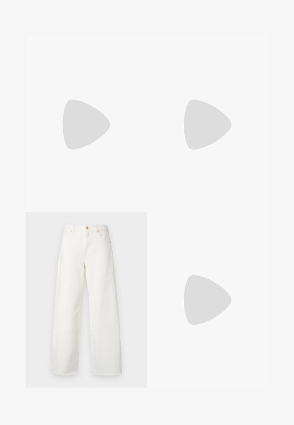 Top corto nero con design off-shoulder, realizzato in tessuto morbido. Presenta spalline sottili e un piccolo logo bianco di Calvin Klein sul davanti.; Jeans bianchi a gamba larga in denim. Presentano una chiusura con bottone, tasche frontali e una finitura pulita senza segni di usura o fantasie visibili.; Stivali neri al ginocchio realizzati in pelle liscia, con punta rotonda, suola spessa con battistrada e una linguetta sul retro.; Borsa in pelle blu navy con forma arrotondata, zip argentata e logo "tommy jeans" in un carattere corsivo sulla parte frontale. Manico corto.