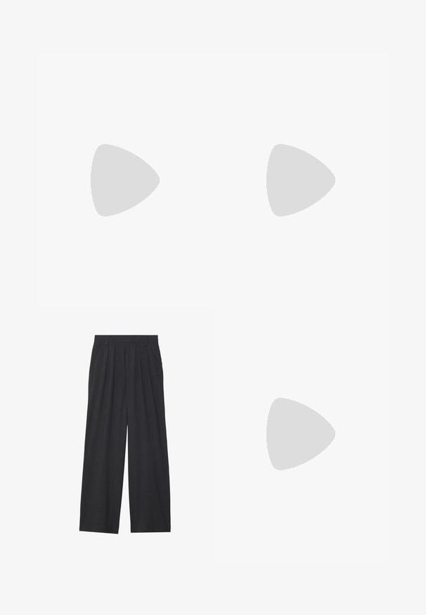 Marineblaues Polohemd aus Baumwolle mit klassischem Kragen, zwei Knöpfen und kleinem gesticktem Logo auf der Brust.; Weit geschnittene Hosen aus dunkelgrauem Stoff. Merkmale sind Falten an der Taille, ein maßgeschneiderter Schnitt und eine gerade Silhouette.; Schwarze High-Top-Sneaker mit weißer Sohle und Schnürsenkeln, kombiniert mit lockeren blauen Jeans, die auf einem grauen Geländer ruhen.; Set aus sieben silbernen Ringen mit verschiedenen Designs, einschließlich verdrehter, verbundener und gravierter Muster. Unterschiedliche Formen und Breiten.