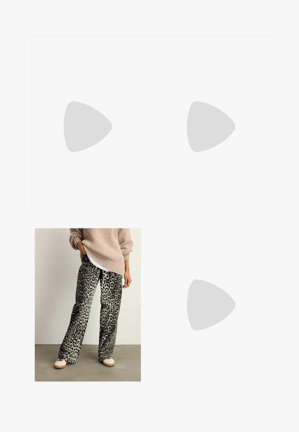 GAP FITTED  - Felső - white; Zebra mintás, bő szárú nadrág puha anyagból, elasztikus derékkal és fekete-beige színkombinációval. Bézs pulóverrel párosítva.; Fehér, magassarkú szandál vastag sarokkal, pántos dizájnnal és bokapánttal. Sima textúra, elülső platformmal a megnövelt magasság érdekében.; Barna bőr keresztbody táska ívelt formával, aranyszínű fémrészekkel és csat díszítéssel. Levehető vállpánttal rendelkezik.