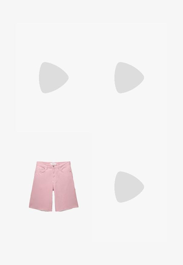 T-shirt en coton blanc avec le texte "GILDA" en vert, illustré d'un piment, de deux olives et d'une anchois. Manches courtes, coupe décontractée.; Shorts en denim rayés rose et blanc avec un design classique à cinq poches, présentant une fermeture à bouton sur le devant et une coupe droite.; Bottes noires montantes en matériau synthétique lisse. Elles comportent des boucles en métal argenté et un anneau d'accent. Talon carré épais.; Sac en osier tissé de couleur beige clair, en forme rectangulaire, avec une poche intérieure douce ; il est doté de deux longues poignées pour le transport.