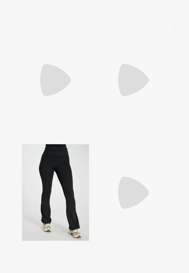Gestuz JIO OVERSIZE TEE - T-shirt basic - birch; Zwarte flared leggings van rekbare stof, met een gladde textuur en een hoge tailleband, gecombineerd met sneakers in neutrale tinten.; Witte mesh sneakers met zilveren cushioning, voorzien van complexe texturen en een vetersluiting, gecombineerd met witte ribbed sokken en denim.; Kleine bruine en beige handtas met een klassiek logo-patroon, gouden hardware en een gebogen vorm, gecombineerd met een denimjas en rok.