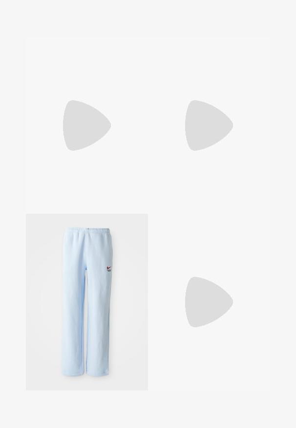 Černé tričko s krátkým rukávem s zeleným kresleným kaktusem a bílým nápisem "Conditions Gear Big Bend, Texas" na levé části hrudi.; Světle modré teplákové kalhoty s elastickým pasem, s malým červeným logem Nike a textem "Sportovní oddělení". Měkký bavlněný materiál.; Bílé sportovní boty s texturovanými překryvy, masivní podrážkou a šedými akcenty. Na nohou mají bílé ponožky a zelené šortky na modrém povrchu.; Černé sluneční brýle ve stylu wraparound s tmavě zelenými skly. Matný povrch, zakřivený design, rovné nožičky a decentní značení na straně.