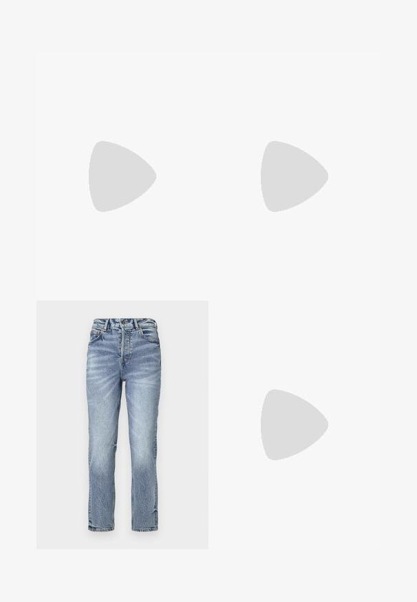 TOM TAILOR DENIM PRINTED SLUB - Majica kratkih rukava s printom - white/mint; Svijetloplave traperice sa ravnim krojem, visokim strukom, izblijeđenom teksturom i pet džepova. Sadrži metalni gumb i zatvarač.; Bijela tenisica sa glatkim sintetičkim gornjim dijelom, perforiranim prednjim dijelom, ravnim vezicama i teksturiranom potplatom, prikazana na drvenoj površini.; Smeđi kožni torba s dvostrukim ručkama, s kontrastnim šavovima i prostranim dizajnom, pogodna za svakodnevnu upotrebu.