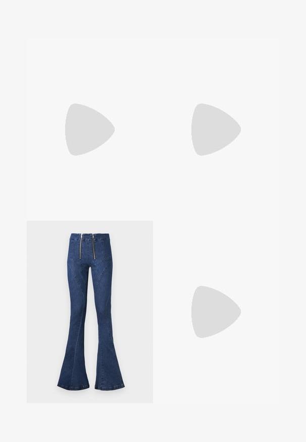 Schwarzes Bandeau-Top aus glattem Stoff, mit einem schlichten Design ohne Träger, gerafftem Detail auf einer Seite und nahtlosem Abschluss.; Hoch sitzende, dunkelblaue Schlagjeans mit einem doppelten Reißverschluss vorne, die kurvenförmige Nahtdetails und eine glatte Denim-Textur aufweisen.; Schwarzer Leder-Slingback-Schuh mit spitz zulaufender Zehenpartie, dekorativen Riemen mit METALLÖSEN und niedrigem Blockabsatz. Strukturelle Oberfläche.; Schwarze Lederhandtasche mit geschwungener Form, ausgestattet mit einem auffälligen goldenen ovalen Verschluss, einem verstellbaren Trageriemen und minimalistischem Design.