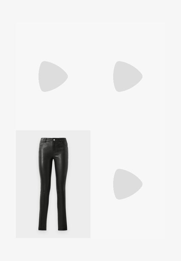Lys grøn plisseret camisole med V-hals og tynde skulderstropper, der har en flared, sammensamlet kant for ekstra volumen.; Sorte læderbukser med en tætsiddende pasform, glat tekstur, middelhøj talje og subtile syninger. Har frontlommer og metalknap.; Paul Smith TOPANGA - Ballerinasko - black; Osoi SLIDE BROT - Skuldertasker - prism white