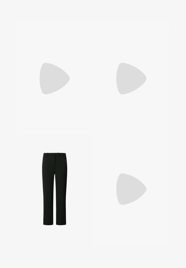 Camiseta negra de manga larga con material transparente, que presenta un diseño ajustado y un patrón de puntos texturizados en toda la prenda. Cuello redondo, corte ajustado.; Pantalones negros ajustados con corte recto, que presentan sutiles adornos o perlas en la parte inferior de la pierna, confeccionados en un tejido suave.; Sandaia de tacón alto plateada con un diseño de tira brillante, que cuenta con un acento similar a una perla y una correa en espiral en el tobillo para un ajuste seguro.; Bolso de mano metálico plateado con forma estructurada, que presenta un asa superior y un detalle de lazo en el frente. Textura suave y acabado reflectante.