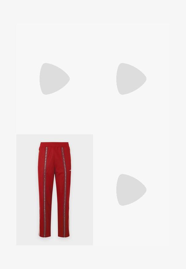 T-shirt nera a maniche corte in vestibilità larga, realizzata in cotone morbido, con scollatura rotonda e design minimalista.; Pantaloni sportivi rossi con vita elastica, caratterizzati da dettagli in grommet argentato lungo i lati e tasche con zip. Tessuto elasticizzato.; Sneakers bianchi in pelle con punta in suede grigia, tre strisce orizzontali bianche, accenti blu e suola in gomma marrone. Dettaglio testurizzato sulla suola.; Occhiali da sole ovali neri con lenti scure, montatura spessa e accenti in argento sui lati. Materiale in plastica liscia, design contemporaneo.