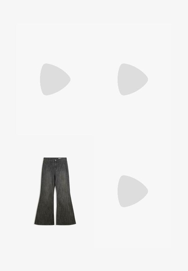 Blusa nera trasparente con maniche a campana lunghe, scollatura a V profonda e dettaglio con nodo frontale. Presenta un orlo a strati e fluido con una sottile texture.; Jeans neri a palazzo con vita alta, dotati di due tasche frontali e due tasche posteriori, realizzati in denim tessuto.; Zoccoli in pelle nera con ornamentazioni metalliche, inclusi borchie e una fibbia decorativa, dotati di una suola spessa e seghettata.; Occhiali da sole neri di grandi dimensioni con una montatura ottagonale, lenti grigie e bracci in plastica liscia. Accenti metallici vicino cerniere.; Borsa a tracolla in pelle nera texture, con borchie argentate lungo il bordo superiore e le maniglie, dotata di un manico corto e di una tracolla removibile.