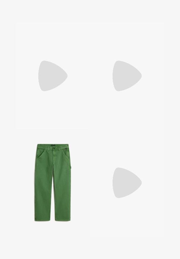 T-shirt en coton blanc à manches courtes, présentant une impression graphique noire sur le côté gauche incluant le logo Vans et des détails textuels.; Pantalon en coton vert à coupe droite, avec des poches avant, une poche latérale et une fermeture à bouton à la taille.; Chaussures en daim vert avec des détails tissés sur le dessus, fermeture à lacets et accents en forme de frange. Semelle en caoutchouc de couleur crème.; Urban Classics BANDANA - Foulard - red