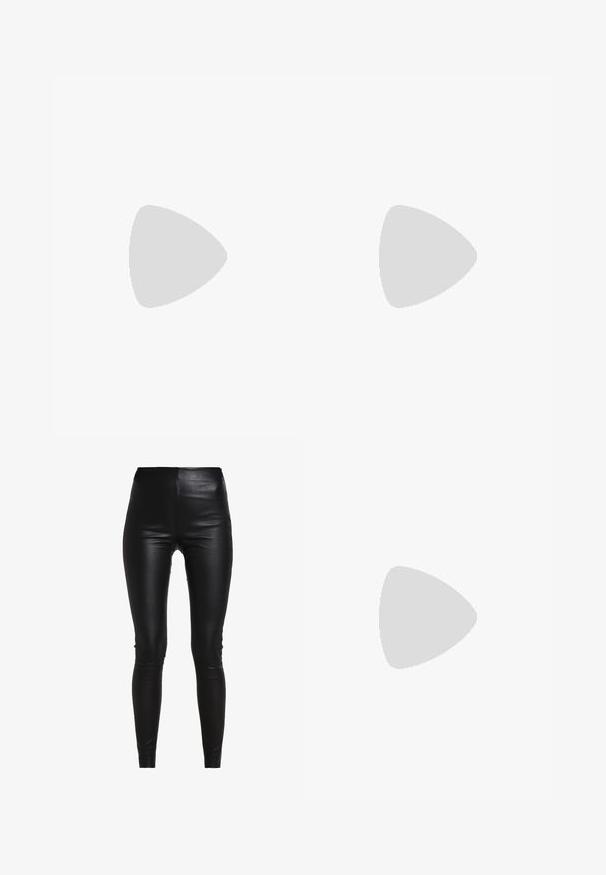 Röd kortärmad tröja med en vit randig design som har stjärnor och en klubblogo på vänster bröst, tillverkad av lättviktsmaterial.; Svarta faux läder leggings med hög midja, figurnära design, slät textur och utan synliga sömmar eller utsmyckningar.; Knähöga svarta läderstövlar med spetsig tå, texturerad yta och klumpig klack. Har sidoflikar för dragning och subtila sömnadssömmar.; Burgunderfärgade rektangulära solglasögon med mörka linser, tjocka bågar och avsmalnande skalmar. Tillverkade av en glänsande plast med en smidig textur.; Svart läderhandväska med en böjd design, hårdvara i guldton, och ett handtag ovanpå. Har en snygg stängning och en mjuk yta.