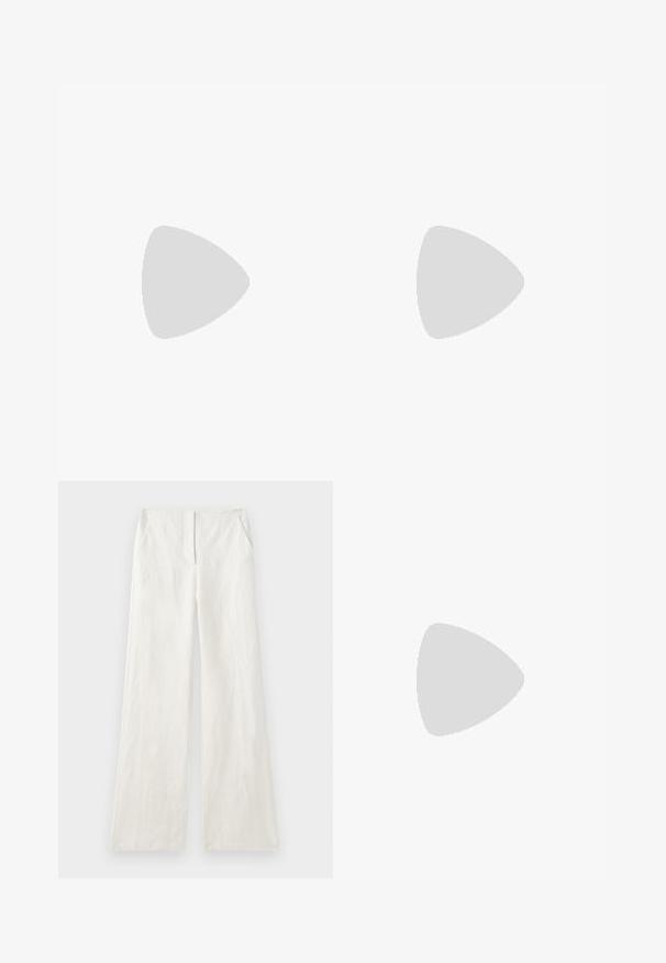 Melnas bezpiedurkņu blūze vieglā, struktūrētā audumā. Ar drapētu apkakli un brīvu piegriezumu ar taisnu apakšmalu.; Gari bikses no lina oficiālā baltā krāsā, ar gludu faktūru, priekšējiem plisējumiem un sānu kabatām. Vienkāršs, neizpušķots dizains.; NEOUS IRENA - Klasiski papēži - black; Apaļa, dzeltena austā salmu soma, kas veidota kā cūka ar melnām pērlītēm acīm un brūnu siksnu. Tai ir četri īsi kājiņas un izliekts snouts.