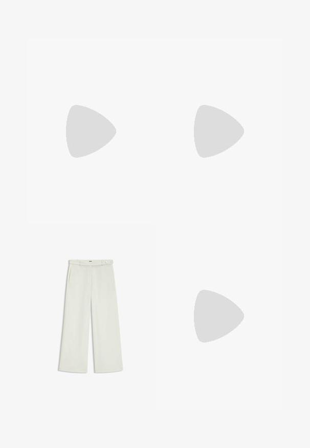 Ljust rosa ribbad linne med en framåtriktad "BOSS"-logotyp i gnistrande detaljer. Rundad halsringning och ärmlös design.; Vita byxor i ljus krämig tyg, med sidofickor, platt fram och en enda knappstängning vid midjan. Slät struktur.; Beige blockklackade sandaler med tunna remmar och fyrkantig tå. Slätt material med minimal detaljering, utformade för enkel användning.; Svart läderhandväska med en böjd design, hårdvara i guldton, och ett handtag ovanpå. Har en snygg stängning och en mjuk yta.