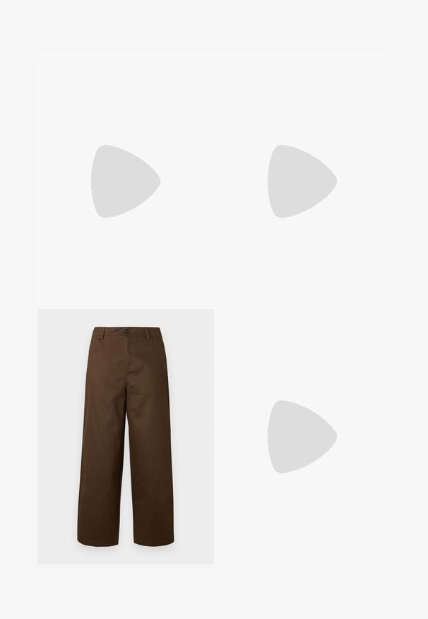 Weißes Polo-Shirt mit bestickten Grafiken, darunter Löwen- und Wappendesigns. Kurze Ärmel, knöpfbarer Kragen, lässige Passform.; Braune Hose mit weitem Bein aus glattem Stoff, mit vorderer Knopfverschluss und Seitentaschen, in einem klaren und einfachen Design.; Marineblaue Wildleder Low-Top Sneaker mit weißer Sohle, marineblauen Schnürsenkeln und goldenem "Filling Pieces" Logo an der Seite.; Schwarze rechteckige Sonnenbrille mit dunklen Gläsern. Mattes Finish, mit dezenten metallischen Akzenten an den Bügeln. Kein sichtbares Markenlogo.