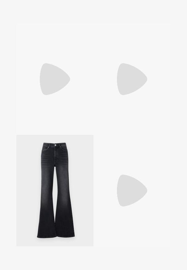 Schwarzes Langarm-Top aus Netzstoff mit goldenen Muster von Mondsichel und Sternen, cropped Länge und welliger Saumdetail.; Hoch taillierte Bootcut-Jeans aus dunkelblauem Denim mit glatter Textur, ausgestattet mit frontalen Taschen, einem Knopfverschluss und Ausbleichungen.; Schwarze Lederstiefeletten mit runder Zehenpartie, Schnürung vorne und einer dicken Gummisohle mit strukturiertem Profil. Mit Zugschlaufe an der Rückseite.; Silberne Creolen mit minimalistischem Design. Rundform, glatte Oberfläche und dünnes Profil. Leichtgewichtig mit hochglänzender Oberfläche.
