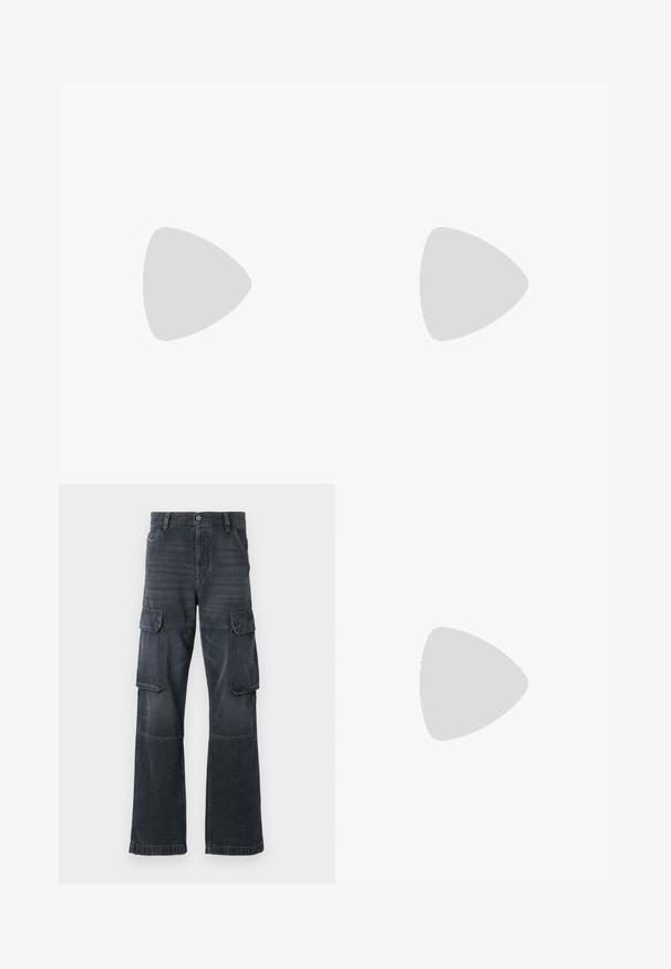 Zwart langreet t-shirt gemaakt van ribbelstof, met een hoge halslijn en een slim fit. Stikdetails benadrukken de vorm.; Donkergrijze cargo-broek van denim, met twee zijzakken en een wijd gesneden ontwerp. Gestikte details langs de naden en randen.; Denim sandaal met drie dunne banden versierd met rhinestones, puntige neus en een metallic, stiletto-achtige hak. Antislip bodem.; Zwarte lederen handtas met een gebogen ontwerp, voorzien van zilveren studs, een gesp en twee zijvakken. Verstelbare schouderband voor verschillende draagmogelijkheden.