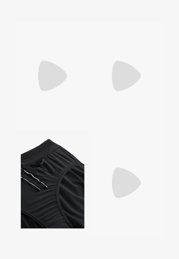 HOKA ESSENTIAL TEE - Top dugih rukava - black; Crne atletske kratke hlače od glatke tkanine, s teksturiranim pojasom, vezicom i suptilnim detaljima nabora.; Bijele atletske cipele s teksturiranim gornjim dijelom, vezanjem na vezice i podstavljenim đonom s valovitom profilom. Diskretno logo na strani.; Prozirne zaštitne naočale s laganim, prozirnim okvirom i sivim detaljima. Imaju dizajn koji obuhvaća lice i podešavanje nosa.
