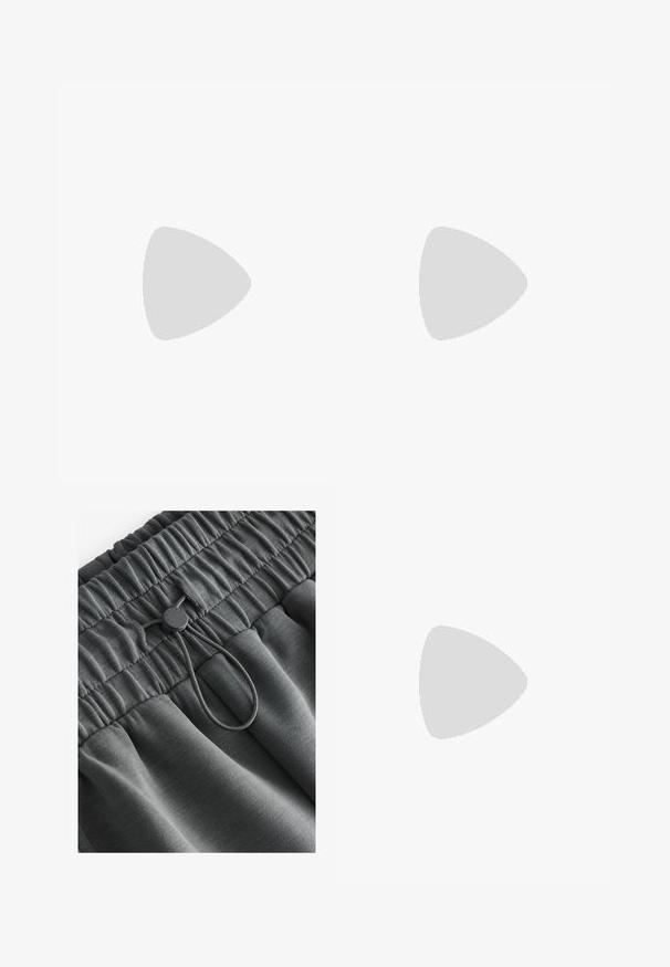 Brandit Trükipildiga T-särk - woodland; Kivihallid spordilühikesed püksid, mis on valmistatud pehmest kangast, omavad volditud vöökohta ja reguleeritavat paelaga lukku ümmarguse detailiga.; Valged tennisecad, millel on rohelised aktsendid, võrgusilmast ja sünteetilisest materjalist pealne, paks tald ning ümar varvas koos silmapaistva logodetailiga küljel.; Mustmustest mustkott, millel on hobo kuju, sujuva tekstuuriga, ümar ülaosa ja kuldsete detailidega.