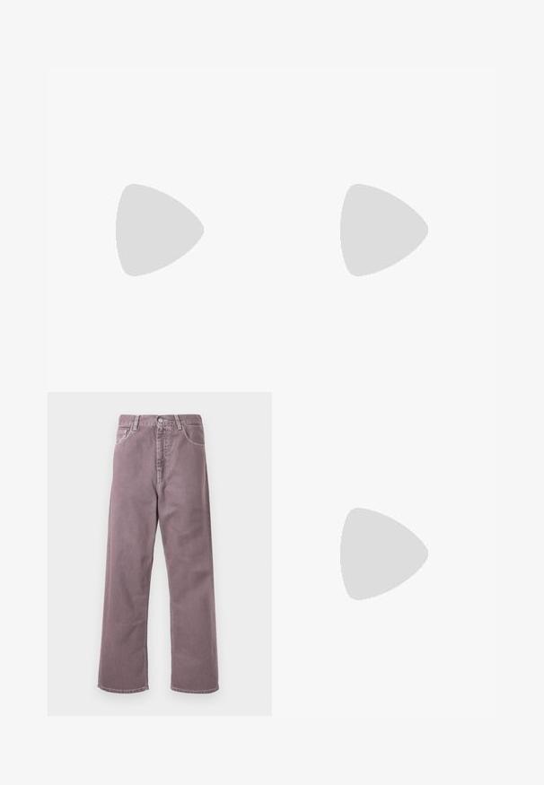 Lila T-Shirt aus Baumwolle, mit einem grafischen Motiv von Bergen, Sonne und Laub. Der Markenname "ROXY" ist auffällig in Pink dargestellt.; Weite Hosen in einem gedämpften Lavendelton, aus Denim gefertigt. Beinhaltet fünf Taschen, einen Knopfverschluss und dezente Stickakzente.; Schwarze Leder- und synthetische Sneakers mit weißem Nike-Swoosh, Gummisohle, runder Spitze und schwarzen Schnürsenkeln. Gestreifte weiße Socken sind sichtbar.; Sonnenbrille mit ovaler Form, klarem Kunststoffrahmen, dunkelgrauen Gläsern und dünnen transparenten Bügeln mit Logo-Akzenten und minimalen Details.