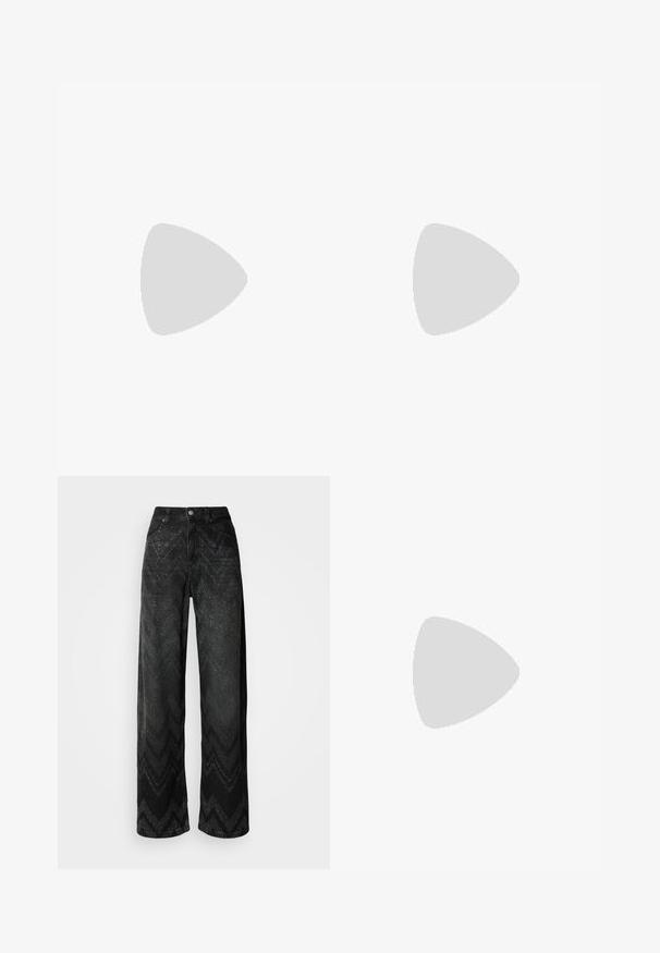 Crvena rebrasta halter majica s ključanom izrezom, tankim križnim naramenicama i prilagođenim oblikom. Napravljen od rastezljivog pletenog materijala.; Široke crne traperice s uzorkom u cik-cak. Izrađene od denima, s kopčanjem na dugme i dva prednja džepa.; Crne lakirane kožne cipele na petu s izrezom, šiljastog vrha i malom petom. Zlatni detalj s jedne strane.; Svijetloplavi ručni torbica sa strukturiranim oblikom, glatka kožna materija, dva ručka i trokutasti brend logotip na prednjoj strani. Zatvaranje na patentni zatvarač.