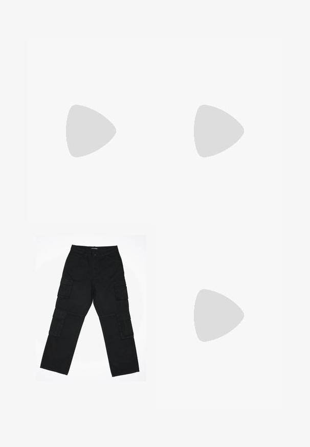 Hnědé bavlněné tričko s krátkým rukávem, kulatým výstřihem a uvolněným střihem. Hladká textura bez viditelných vzorů nebo akcentů.; Černé cargo kalhoty vyrobené z bavlněné tkaniny. Mají několik bočních kapes, rovný střih nohavic a zapínání na knoflík v pase.; Černé sportovní boty s texturovaným síťovaným svrškem, kontrastními červenými akcenty a robustní gumovou podešví s zaoblenými gripy.; Černé sluneční brýle s obdélníkovými čočkami, matný plastový rám a rovné okraje. Obsahují logo značky na vnitřní straně ramena.