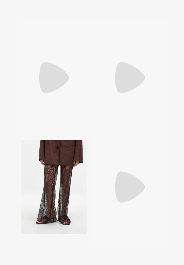 Biely bavlnený tričko s výrazným zlatým textom "VERSACE JEANS COUTURE" na prednej strane. Klasický strih s okrúhlym výstrihom a krátkymi rukávmi.; Čierne čipkované rozšírené nohavice s kvetinovým vzorom, priehľadnou textúrou a širokými nohavicami, skombinované s hnedými šľapkami.; Biele nízkopriehnuté tenisky Puma s šnurovaním vpredu, decentným brandingom na boku a podošve a hladkým syntetickým zvrškom, ideálne na príležitostné nosenie.; Čierne slnečné okuliare v štýle mačacích očí s tmavými šošovkami, ktoré majú zlaté geometrické akcenty na straniciach a elegantný matný povrch.; Čierny kvetinový náhrdelník s lístkami v vrstvenom prevedení, nosený s čiernym rebrovaným tielkom s striebornými akcentmi pozdĺž výstrihu a ramien.