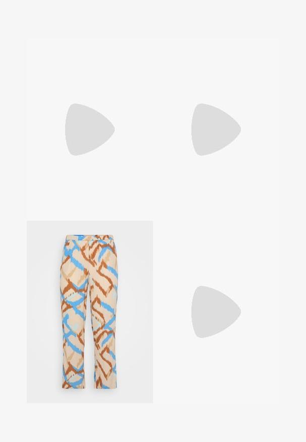 Maritiem blauwe en witte gestreepte T-shirt met korte mouwen en een ronde hals, met decoratieve knopen op één schouder.; Beige broek met patroon, voorzien van een blauw en bruin abstract ontwerp. Gemaakt van een lichtgewicht materiaal met een rechte pijp.; Zwarte leren balletflat, puntige neus, minimalistisch design, gladde textuur, lage hak, geen zichtbaar beslag of versieringen.; Zwarte leren schoudertas met een gladde textuur, rechthoekige vorm en een metallic kettingdetail aan de voorkant. Verstelbare schouderband inbegrepen.