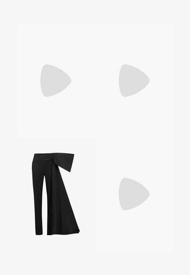 Punainen puuvillapaita lyhyillä hihoilla, jossa on tasku vasemmalla rinnalla ja taskussa aurinkolaseja pitävän hahmon grafiikka.; Musta housut, joissa on leveä, roikkunut vyöyksikkö vyötäröllä. Sujuva kangas, suora lahkeiden leikkaus ja laskostettu vyötärönauha.; Mustat nahkaiset slingback-korkokengät, joissa on terävä kärki, hoikka korko ja koristeellinen solkityyny varpailla. Tasainen pinta ja tyylikäs muotoilu.; Mustikkamustavalkoinen raita käsilaukku, jossa on jämäkkä muoto, ylhäällä oleva kahva, irrotettava ketjuhihna ja metallinen logoelementti.