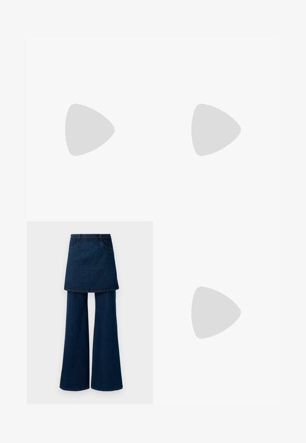 Witte gekorte haltertop van soepel stof, met een knoopdetail aan de voorkant en verstelbare strikbandjes om de nek.; Donkerdenim jeans met een gelaagde rokoverlay, met brede pijpen en zakken, afgewerkt met een schone zoom en klassieke stiksels.; Zwarte leren slingback schoen met een puntige neus, decoratieve banden met metalen oogjes en een lage blokhak. Textuur oppervlak.; Denim handtas in donkerblauw met zilverkleurige hardware. Beschikt over twee voorkussens met flapsluitingen en een enkele schouderriem. Ritsluiting aan de bovenkant.