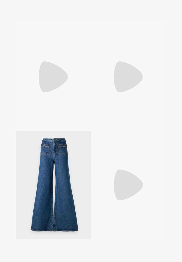 Langsleeve, mock neck top in doorzichtig zwarte stof met abstracte witte en grijze patronen; heeft geraffineerde details bij de taille.; Wijde denim jeans in donkerblauw, met een hoge taille, twee achterzakken met gouden hardware en een raw hem aan de benen.; COACH Instappers - blue; Zwarte leren schoudertas met een zachte textuur, driehoekige vorm en verstelbare schouderriem, gecombineerd met een lichtblauw gestreept shirt en witte broek.