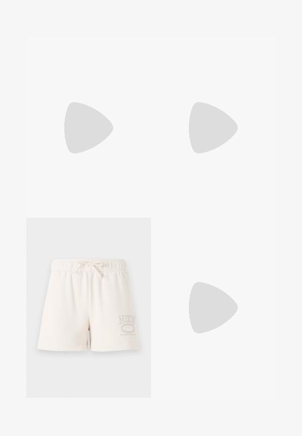 Lichtroze, kortom t-shirt met korte mouwen, gemaakt van zacht katoen. Heeft een ronde hals en een losse pasvorm. Geen zichtbare patronen of hardware.; Lichtbeige katoenen shorts met een elastische tailleband, verstelbaar trekkoord en het "NIKE SPORTSWEAR" logo in lichtbruin opzij gedrukt.; Lichtblauwe sneakers met tan kleurige zolen, uitgerust met opvallende turquoise veters en gele accenten. Textuurmaterialen en zichtbare luchtkussens.; Heldere rechthoekige zonnebril met donkergrijze lenzen en dikke transparante monturen. Accenten zijn subtiele merkvermeldingen op de slapen.
