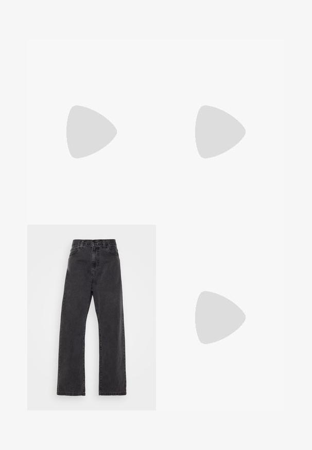 Witte katoenen T-shirt met korte mouwen, ronde halsontwerp en een gladde textuur. Label zichtbaar bij de halslijn. Eenvoudige en klassieke stijl.; Zwarte denim jeans met een straight-leg ontwerp, hoge taille en klassiek vijf-pocketstijl. Heeft een schone afwerking en duurzame stiksels.; Zwart-witte Nike Dunk sneakers met een leren bovenwerk, geperforeerde neus, zwarte veters en een zwarte rubberen zool met profiel.; Zilveren sportzonnebril met een strak ontwerp, reflecterende lenzen en een lichtgewicht plastic frame. Opvallend logo aan de zijkant.