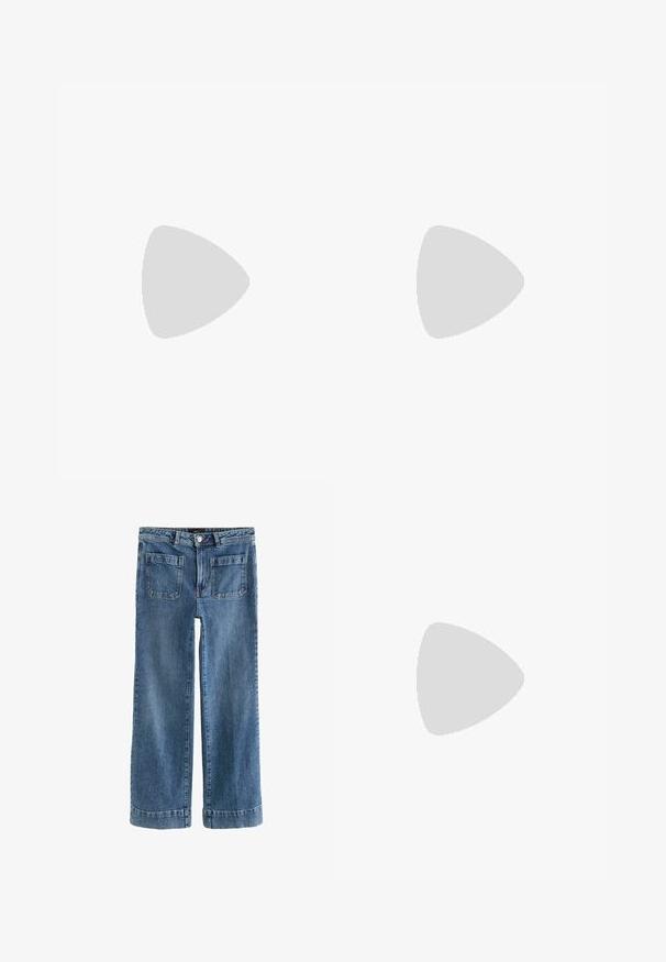 Beige spids Top med v-udskæring, der har bølgede kanter og et blomsterdesign. Blød tekstur med detaljeret håndværk.; Bredde ben blå denimjeans med en lys vask, der har to baglommer og opfoldede manchetter. Solidt materiale med en glat tekstur.; Brune lædersandaler med bred rem, guld hardware accent, flad sål og minimalistisk design. Velegnet til hverdag.; Brun ruskinds skuldertaske med en knyttet rem, der inkluderer en lille beige lynlåspung. Tasken har en blød tekstur og et enkelt design.