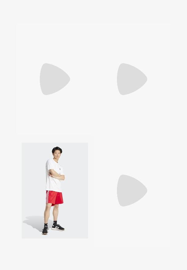 Braunes, übergroßes T-Shirt aus weicher Baumwolle mit rundem Halsausschnitt und kurzen Ärmeln. Nahtloses Design ohne zusätzliche Muster oder Akzente.; Weißes Baumwoll-T-Shirt, rote Sportshorts mit drei weißen Streifen, schwarze Turnschuhe mit weißen Akzenten, stehend mit verschränkten Armen.; Braune Leder-Cowboystiefel mit hohem Schaft, spitzem Zehenbereich, aufwendigen Stickmustern und kleinem Absatz. Strukturierte Oberflächenbeschaffenheit.; Sonnenbrille mit verlängerten, grün getönten Gläsern. Das Metallgestell hat ein gewelltes Design an den Bügeln mit kleinen kreisförmigen Akzenten.