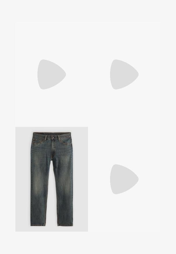 Donkergroen t-shirt met korte mouwen en een ronde hals, gemaakt van een gladde stof; beschikt over minimale naden en een relaxte fit.; Blauwe denim jeans met een rechte pijpontwerp, voorzien van een klassieke vijf-pocket stijl, stikselaccenten en een licht vervaagde afwerking.; Bruine suède enkelboot met een spitse neus, een lage blokhak en een lus aan de achterkant voor gemakkelijk aan- en uittrekken. Gladde textuur en eenvoudig ontwerp.; Zwarte plastic zonnebril met groene lenzen, vierkante montuur, zilveren accent op de wenkbrauw en een gestructureerde tempel. Merken vermeld op de binnenkant van de arm.