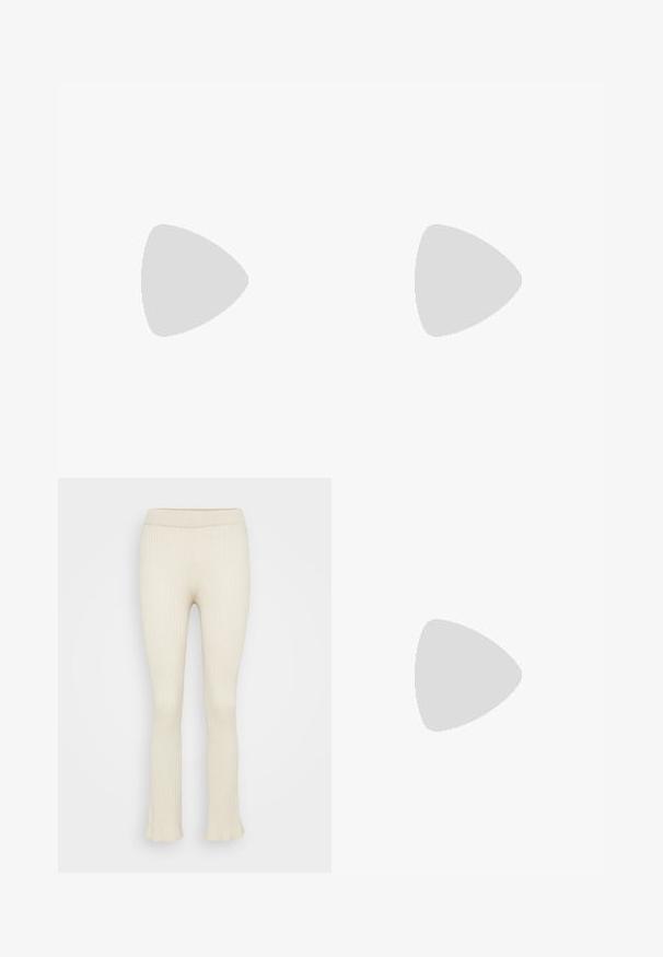 Beżowa bluzka typu off-the-shoulder, krótka długość, długie rękawy, gładki materiał bawełniany, dopasowany krój, minimalistyczny dekolt, widoczna metka wewnątrz.; Prążkowane, kremowe legginsy z dopasowanym pasem, rozkloszowanym dołem oraz miękką dzianiną.; Czarne sportowe sneakersy z siateczkową i tekstylną cholewką, szarymi akcentami, masywną podeszwą oraz charakterystycznymi liniami designu.; CHPO ZEBBE UNISEX - Okulary z filtrem światła niebieskiego