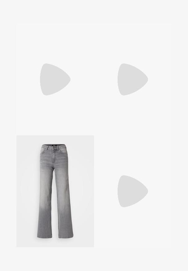 Sort og hvid kortærmet t-shirt med horisontale striber i varierende bredder og en klassisk rund halsudskæring. Blødt bomuldsstof.; Højtaljede grå denim jeans med lige ben, med frontknap og lynlås, foran og bagpå lommer, samt nedtoning på lår og lægge.; Sorte lædersko med rund tå, kraftig blokhæl og elastiske sideaccentuer, parret med mørke strømpebukser og en sort nederdel med slids.; Kat-ejede solbriller med en sort og orange skildpaddemønstret stel, brune linser og slanke, spidse ender. Har et minimalistisk logo på skabelsen.