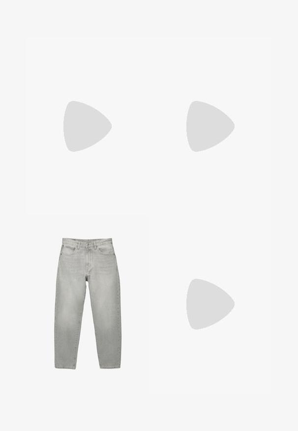Svart bomulls t-shirt med en stor, slitna röd tunga och mun grafisk design, med "the Rolling Stones" text ovanför och etableringsår nedan.; Ljust grå denimjeans med avslappnad passform, medelhög midja, femfickorsdesign och raka ben. Slät textur med lätt blekning.; Mörkblå mocka loafers med en brun sula och låg klack, med en klassisk penny strap-design.; Svarta sportsolglasögon med omslutande design, grå linser och gummibeläggningar för bättre grepp. Har en vit Nike-logotyp på sidan.