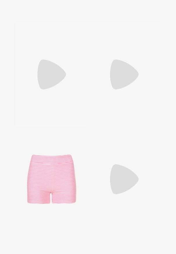 Rosa gestreiftes Poloshirt mit kurzen Ärmeln, ausgestattet mit einem Kragen und einer lockeren Passform. Das Material wirkt glatt mit einem dezenten Glanz.; Rosa-weiße gestreifte Shorts aus weichem Stoff. Verfügt über ein enges Design und einen glatten Bund ohne zusätzliche Details oder Beschläge.; Beige Wildledersandalen mit abgerundeter Zehenpartie, verstellbarem Riemen und Schnalle, Korkzwischensole und strukturiertem schwarzen Gummisohle für besseren Halt.; Sonnenbrille mit einem durchsichtigen braunen Rahmen, ovalen, pink getönten Gläsern und dem Markennamen "QUAY", der auf dem Bügel eingeprägt ist.; Geflochtene Strohtasche mit hellbraunen Lederträgern; mit rot gesticktem Text "Hallo Sommer". Quadratische Form, offenes Oberteil, leichtes Design.
